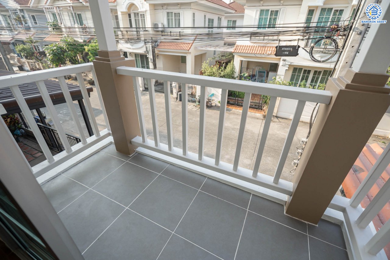 บ้านมือสองตกแต่งใหม่ แบรนด์ Property Perfect ม.เดอะวิลล่า ราชพฤกษ์-ท่าอิฐ ทาวน์เฮ้าส์ เนื้อที่ 18 ตร.ว. ฟังก์ชัน 3 ห้องนอน 2 ห้องน้ำ 1 ที่จอดรถ บนทำเลเชื่อมต่อทั้งถนนรัตนาธิเบศร์ และถนนราชพฤกษ์ และเพียง 10 นาทีถึงรถไฟฟ้า "สถานีบางรักน้อยท่าอิฐ"